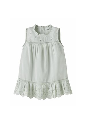 Biele dievčenské šaty bez rukávov s vyšívaním kvetínso šikmými otvormi, volánovým golierom a zvlneným lemom.