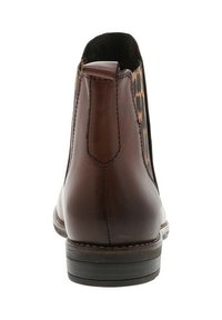 Bottine en cuir marron avec un panneau élastique à imprimé léopard sur le côté, bout arrondi, talon empilé et couture le long de l'arrière.