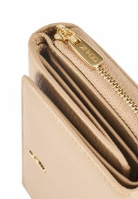 Beżowy skórzany portfel z złotym zamkiem błyskawicznym, posiadający wiele przegródek na karty oraz wyściełanie z teksturowanej tkaniny. Kompaktowy i starannie zorganizowany design.