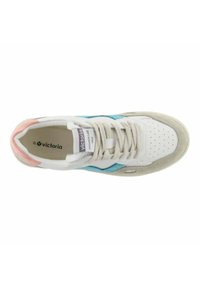 Sneaker bianco con accenti turchesi e rosa, materiale in camoscio e pelle perforata, punta rotonda e lacci piatti su una suola texturizzata.
