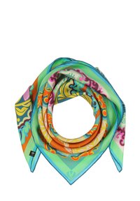 Zijden sjaal met levendige groene, oranje en roze kleuren. Decoratieve bloemen- en abstracte patronen met een gladde textuur en een driehoekige vorm.