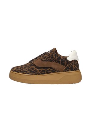Des baskets en suède marron avec un imprimé léopard, un talon blanc texturé et une semelle en caoutchouc gomme de forme arrondie.