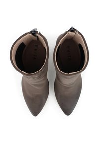 Braune Wildleder-Stiefeletten mit spitzem Absatz, Reißverschluss und einer glatten Textur. Das Innenfutter ist cremefarben und trägt den Markennamen EVITA.