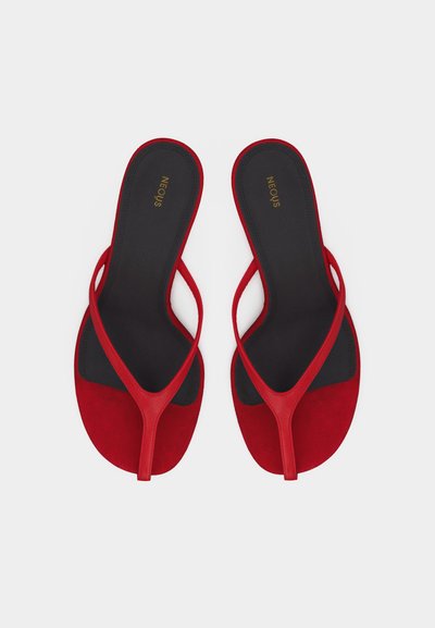 Ζευγάρι κόκκινων σανδαλιών τύπου thong με μαύρες εσωτερικές σόλες και χρυσό λογότυπο "NEOUS", εμφανιζόμενα από την κορυφή σε λευκό φόντο.
