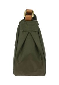 Borsa in tessuto verde oliva con fondo piatto, pieghe superiori e dettagli in pelle marrone. Caratterizzata da un design elegante e minimalista e da una texture resistente.