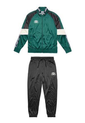 Giacca a pista verde scuro con pannelli neri e bianchi, dotata di colletto alto e zip frontale. Pantaloni da pista neri con cintura elastica.