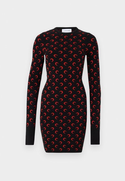 Sort langærmet kjole med en tætsiddende silhuet, prydet med et gentagende rødt halvmånemønster over hele. Rund halsudskæring og ribbede manchetter.