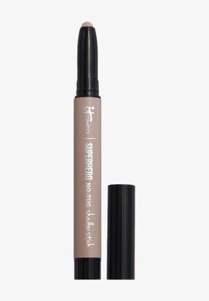 Le crayon ombre à paupières Superhero No-Tug de It Cosmetics en ton beige neutre avec le capuchon noir retiré, présenté debout sur un fond blanc.