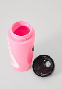 Plastic waterfles in helder roze met een groot wit swoosh ontwerp. Inclusief een zwarte deksel met een ronde opening en een binnenklep.