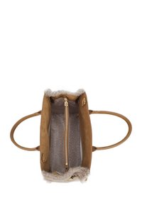 Borsa in suede beige con bordi morbidi e pelosi. Interno foderato con un tessuto a motivo, con chiusura a zip e due manici.