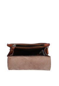 Borsa in suede marrone con chiusura a zip e dettagli in pelle. Presenta una forma rettangolare semplice e una texture morbida.