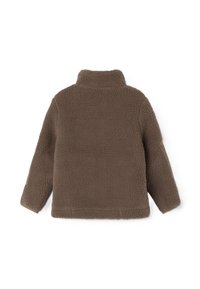 Brązowa polarowa kurtka z wysokim kołnierzem, teksturowaną powierzchnią, długimi rękawami i bez widocznych zapięć, prezentująca miękki i przytulny design.