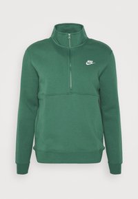 Zelená mikina ze měkké látky s polovičním zipem u límce, žebrovanými manžetami a bílým logem Nike na hrudi.