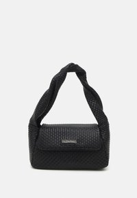 Musta kudottu nahkalaukku, jossa on solmittu kahva ja lukittava suljin. Etupuolella on hienovarainen logo. Kompakti suorakulmainen muoto.