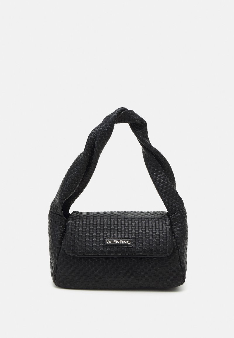 Musta kudottu nahkalaukku, jossa on solmittu kahva ja lukittava suljin. Etupuolella on hienovarainen logo. Kompakti suorakulmainen muoto.