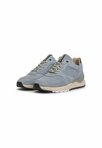 Graue Wildledersneaker mit einer beigen Zwischensohle, strukturierten Schnürsenkeln, durchlöcherten Akzenten und einer schwarzen Gummisohle. Merkmale sind ein brauner Fersenakzent.