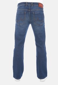 Vaqueros de mezclilla de un azul oscuro con corte recto, que cuentan con dos bolsillos traseros, costuras en contraste y una etiqueta de cuero en la cintura.