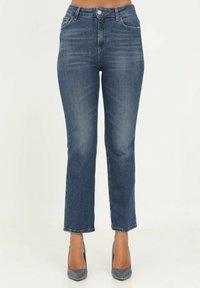 Jeans in denim blu scuro con taglio dritto, tasche standard e chiusura con bottone. Il tessuto presenta una leggera scoloritura per un aspetto usurato.