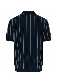 Polo bleu marine à manches courtes avec des rayures verticales blanches et un col et des poignets côtelés.