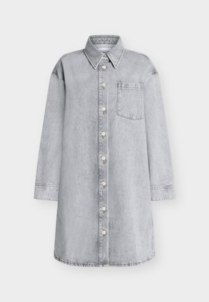 Világosszürke farmering ruha, elöl gombos, hegyes gallérral, hosszú ujjakkal és mellkasi zsebbel. Simább textúra.