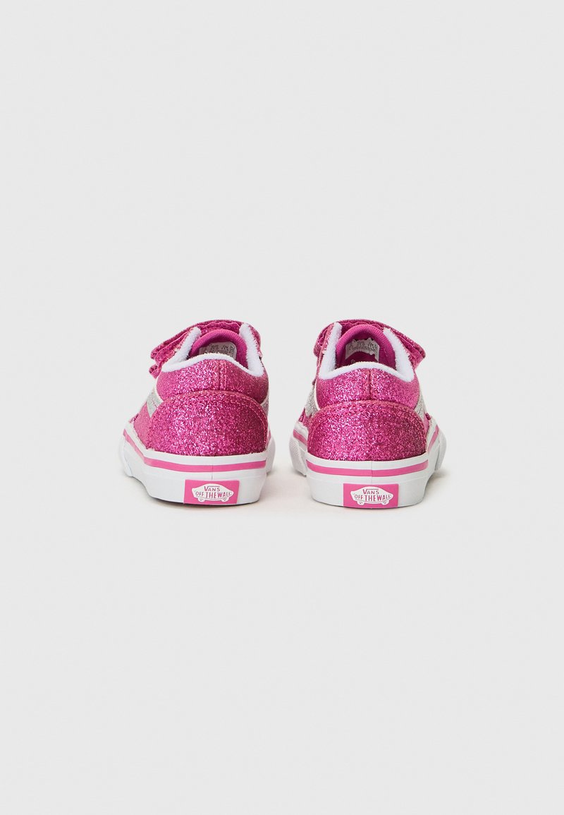 Rosa Glitzer-Sneaker mit weißen Akzenten, Klettverschluss und weißer Gummisohle. Enthält ein Logo an der Ferse und eine strukturierte Oberfläche.