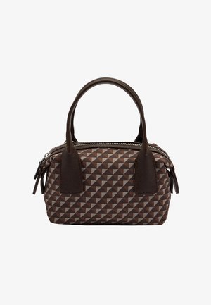 Brązowa torebka w geometryczny wzór z dwoma krótkimi uchwytami, zamykana na zamek, z kontrastującymi brązowymi akcentami po bokach i na górze.