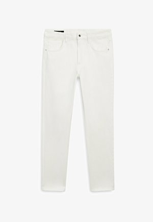 Hvide jeans med lige ben, forlommer, bæltestropper og knaplukning i taljen, vist fladt på en hvid baggrund.