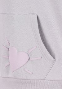 Hellgrau Kapuzenpullover mit einem weichen, rosa Herzpatch und Sonnenstrahlen, Kängurutasche, geripptem Saum und glatter Textur.