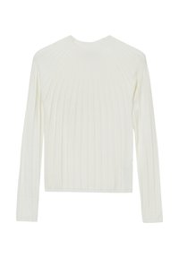 Pull blanc à côtes avec des manches longues, un col rond et une silhouette ajustée. La texture est douce et tricotée.