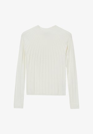 Weißer gerippter Pullover mit langen Ärmeln, Rundhalsausschnitt und figurbetontem Schnitt. Die Textur ist weich und gestrickt.