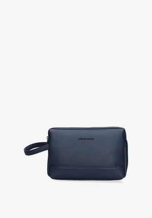 Borsa da toilette rettangolare in pelle blu navy con chiusura a zip e cinturino da polso, con logo "pierre cardin" inciso sulla parte anteriore.