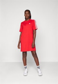 adidas Sportswear ESSENTIALS 3-STRIPES SINGLE BOYFRIEND - Trikotāžas kleita - better scarlet