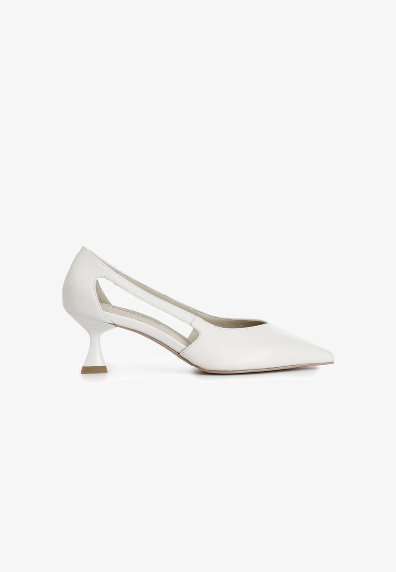 Pantofi cu toc din piele albă, cu vârf ascuțit, laterale decupate și toc geometric 3D. Textură netedă cu un luciu subtil și un design minimalist.