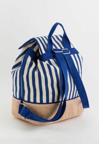 Bolsa de tela a rayas con rayas verticales en azul y crema, que presenta un fondo texturizado beige y correas ajustables en azul.