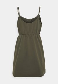 Olivi vihreä hihaton mekko, jossa on pyöreä kaula-aukko, rypytetty vyötärö ja pehmeä kangas. Yksinkertainen A-linjainen muoto, sileä pinta ja säädettävät hihnat.