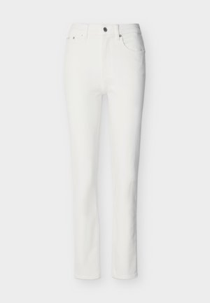 Jean blanc droit avec poches avant, passants pour ceinture, et fermeture par bouton et fermeture éclair.