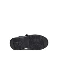 Suela de zapato negra con patrón de agarre texturizado, que presenta formas hexagonales y ranuras profundas para tracción y flexibilidad. Los materiales parecen ser de goma.