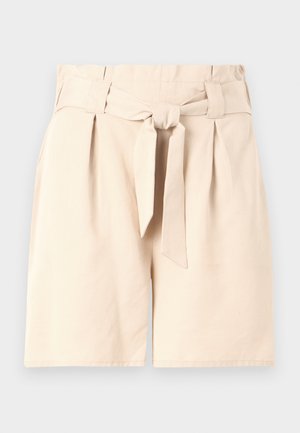 Calções de cintura alta beige com um cinto amarrado à frente, design plissado e textura de tecido suave. Forma limpa e ajustada, sem padrões visíveis.