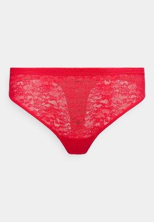 Raudonos nėriniuotos bikini tipo apatiniai su gėlių raštu ir elastinga liemens juosta, pateikti ant paprasto šviesaus fono.