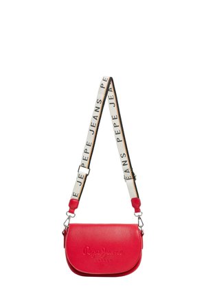 Punainen nahkainen olkalaukku kaarevalla muotoilulla, jossa on logo ja kangashihna, jossa on mustavalkoinen "Pepe Jeans" -teksti.