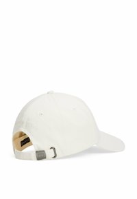 Gorra de béisbol blanca hecha de algodón. Cuenta con un visor curvado, una correa ajustable con hebilla de metal y un logo bordado en la parte trasera.
