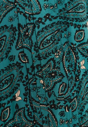 Tessuto teal con intricati motivi paisley e floreali neri e beige, caratterizzato da pieghe plissettate.