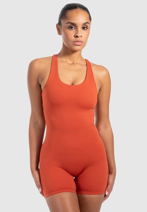 Body arancione con scollatura a cuore, spalline spesse e pantaloni corti aderenti. Tessuto liscio con dettagli di cucitura minimi, adatto per l'abbigliamento sportivo.