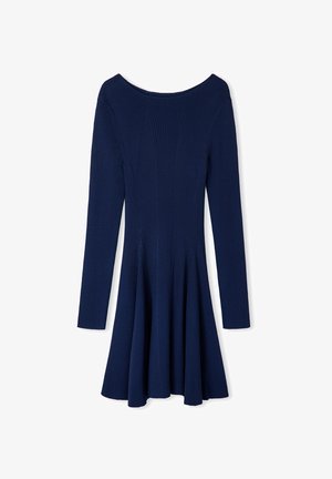 Dunkelblaues ribbelndes Kleid mit langen Ärmeln und einer taillierten Brust, das sich ab der Taille in einen schwingenden Rock entfaltet, mit einem weiten Ausschnitt.