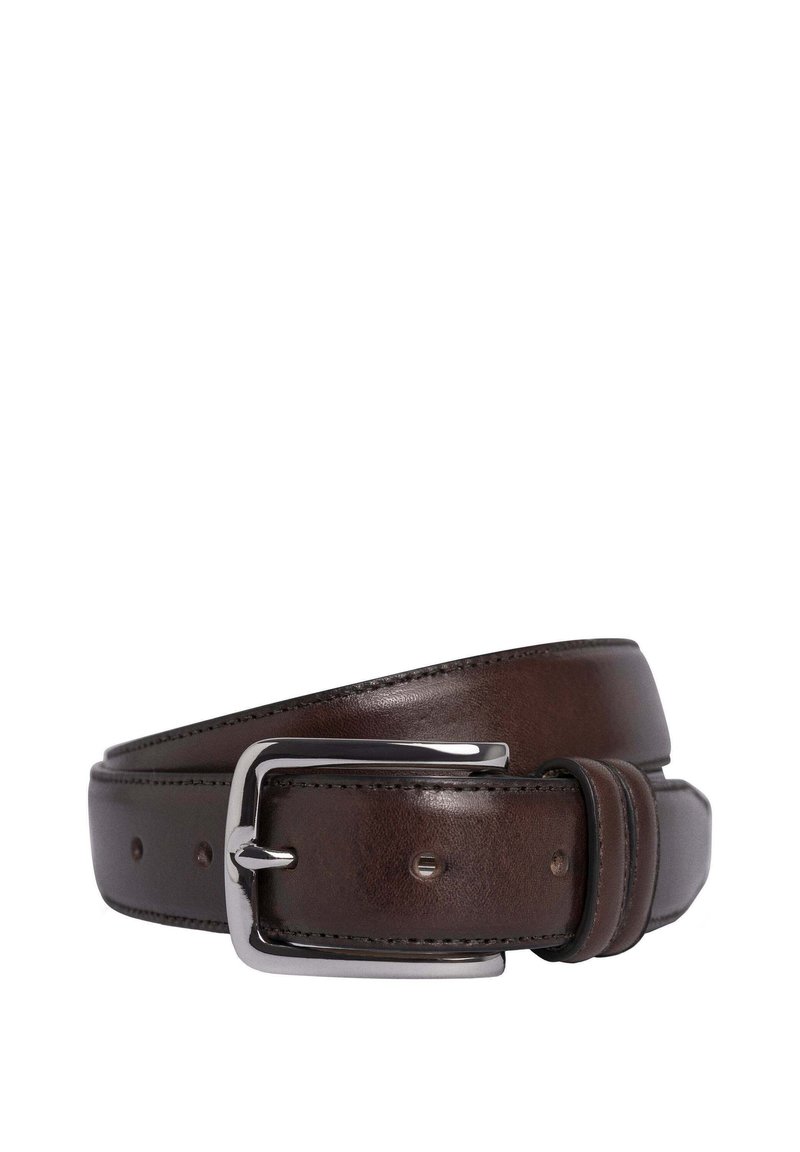 Bruine leren riem met een gladde textuur, voorzien van een zilveren metalen gesp en meerdere perforaties voor maatverstelling.