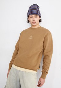 HUF TRIPLE TRIANGLE CREWNECK UNISEX - Sportinis megztinis - camel