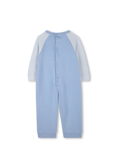 Blauwe jumpsuit met lange mouwen, een ronde hals, knoopsluiting en contrasterende grijze raglanmouwen; zachte textuur en ribbelmanchetten.