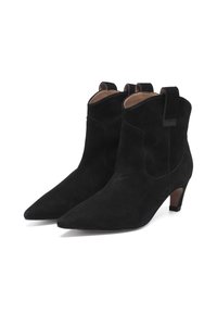 Botas de ante negras hasta el tobillo con punteras afiladas, tacones bajos y apilados, y lengüetas en la parte posterior. Forro interior suave y detalles de costura sutiles.