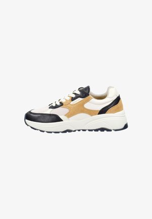 Casual sneaker met witte, tan suède en zwarte leren panelen, witte veters en dikke, gestructureerde witte zool met zwarte loopvlakaccenten.