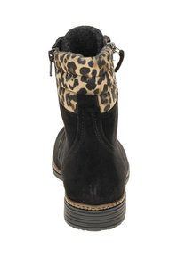 Zwart suède enkelboot met een lederen kraag met luipaardprint, ritsdetail en een structuur rubberen zool met gestikte accenten.